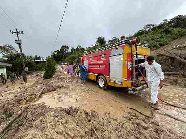 Personil Lintas Instansi dan OPD se Kabupaten Pakpak Bharat Terus Berjuang Normalisasi Berbagai Fasilitas Publik