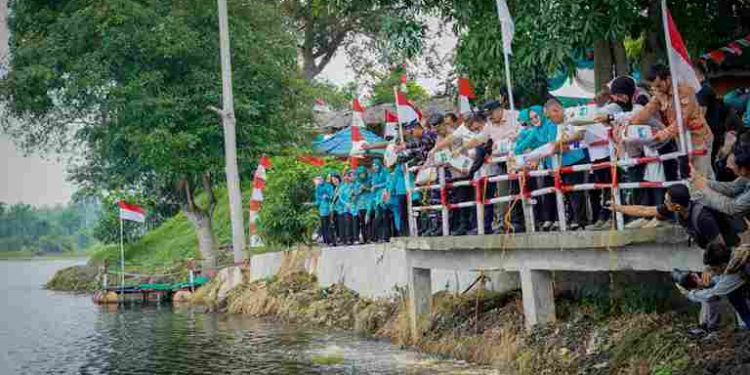 Sambut HUT ke – 81 RI, TP PKK Batu Bara Gaungkan Gerakan Peduli Lingkungan di Danau Laut Tador