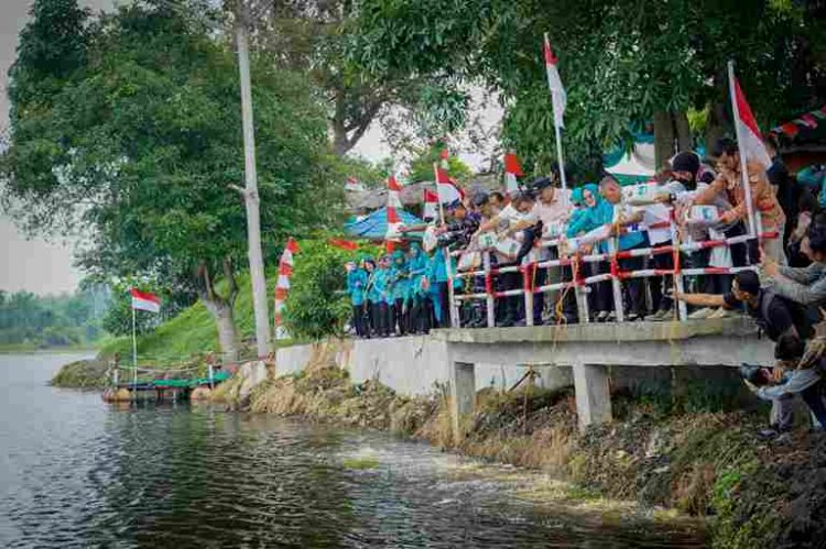 Sambut HUT ke – 81 RI, TP PKK Batu Bara Gaungkan Gerakan Peduli Lingkungan di Danau Laut Tador