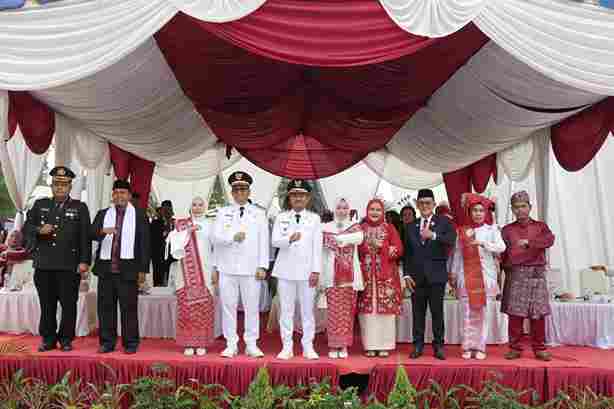 Wali Kota Mahyaruddin Sambut Pawai Karnaval HUT RI ke 81