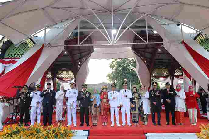 Wali Kota Tanjungbalai Irup Penurunan Bendera HUT ke-81 RI