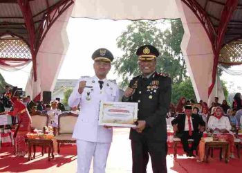 Wali Kota Tanjungbalai Serahkan Penghargaan Bidang Ketahanan Pangan Kepada Kapolres