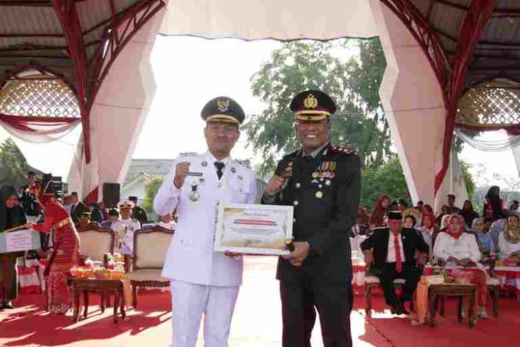 Wali Kota Tanjungbalai Serahkan Penghargaan Bidang Ketahanan Pangan Kepada Kapolres