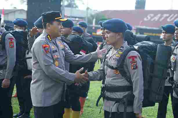 Gunung Sinabung Erupsi, Polda Sumut Siagakan 100 Personel Brimob dan Peralatan Pendukung