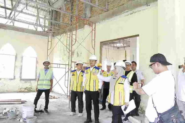 Wali Kota Tinjau Gedung Bersejarah, Akan Dijadikan Kantor Disnakerkopumkm Tanjungbalai