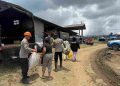 Tak Sekadar Mengamankan, Polres Karo dan Brimob Layani Mobilitas Warga Pengungsi Sinabung