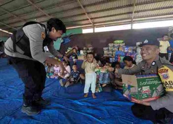 Polres Karo Berbagi Keceriaan, Anak-Anak Pengungsi Sinabung Dapat Bantuan Snack