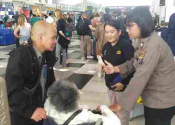 Polda Sumut Beri Layanan Kesehatan bagi Penumpang Terdampak Pembatalan Penerbangan di Kualanamu