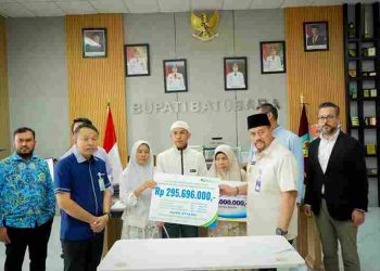 Bupati Batu Bara Serahkan Bantuan kepada Keluarga Korban Kebakaran PT EVYAP