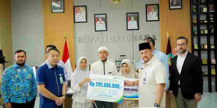 Bupati Batu Bara Serahkan Bantuan kepada Keluarga Korban Kebakaran PT EVYAP