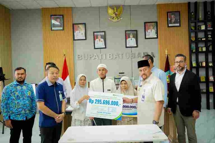 Bupati Batu Bara Serahkan Bantuan kepada Keluarga Korban Kebakaran PT EVYAP