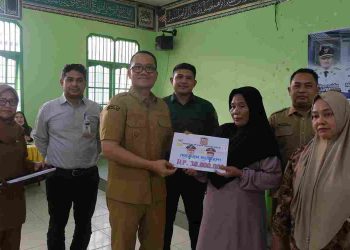 Wawako Fadly Abdina Serahkan SK Bantuan Rehabilitasi RTLH Kepada 20 Penerima Manfaat