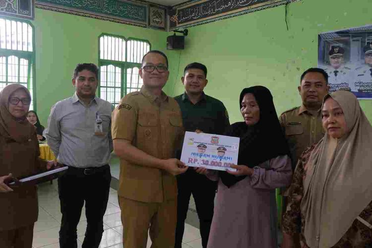 Wawako Fadly Abdina Serahkan SK Bantuan Rehabilitasi RTLH Kepada 20 Penerima Manfaat