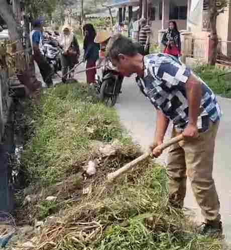 Pemerintah Kecamatan Datuk Bandar dan Masyarakat Galakkan Gotong Royong