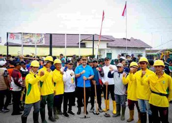 Ciptakan Lingkungan Bersih dan Asri, Bupati Baharuddin Pimpin Gotong Royong di Tanjung Tiram
