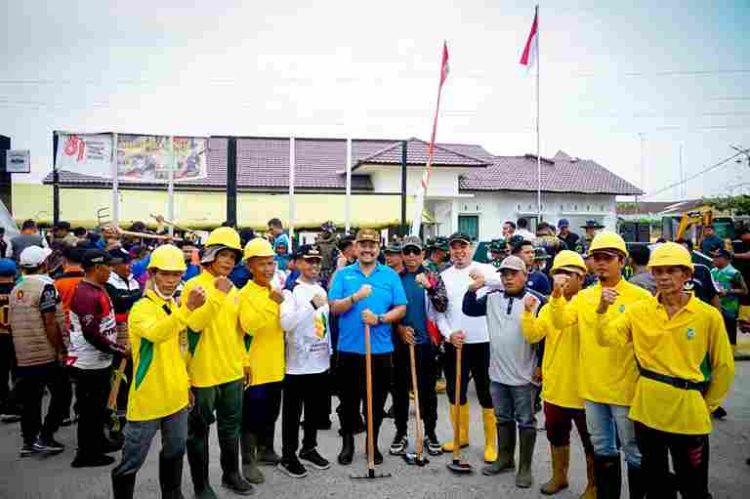 Ciptakan Lingkungan Bersih dan Asri, Bupati Baharuddin Pimpin Gotong Royong di Tanjung Tiram