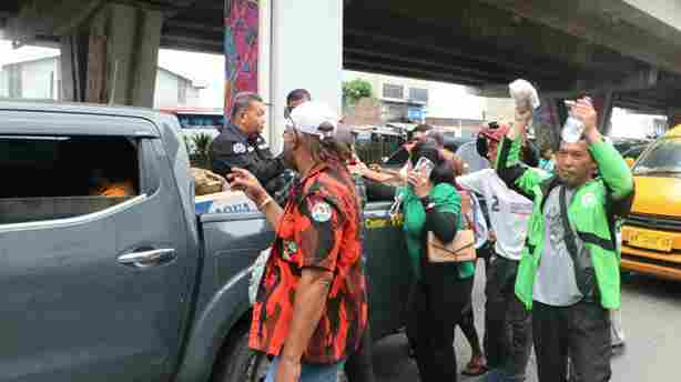 Jumat Berkah, Bid Humas Polda Sumut Berbagi Kasih dengan Sopir, Pengemudi Becak Motor dan Ojol