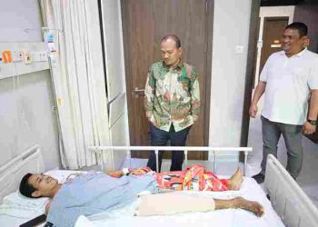 Wali Kota Tanjungbalai Jenguk Pekerja Dinas LH Alami Kecelakaan Kerja di RS Siloam Medan