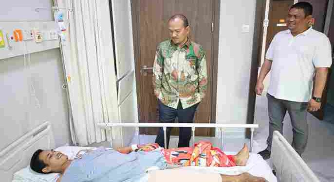Wali Kota Tanjungbalai Jenguk Pekerja Dinas LH Alami Kecelakaan Kerja di RS Siloam Medan