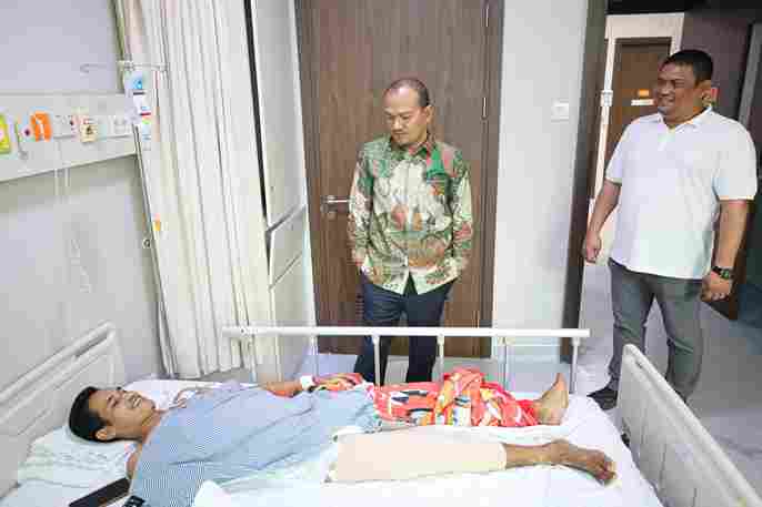 Wali Kota Tanjungbalai Jenguk Pekerja Dinas LH Alami Kecelakaan Kerja di RS Siloam Medan