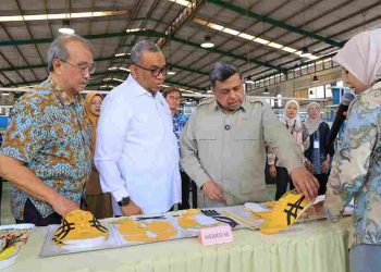 Kunjungi Pabrik Sepatu di Serang, Wamenaker Tekankan Pelindungan Pekerja