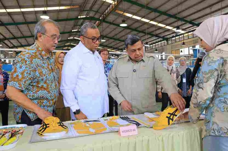 Kunjungi Pabrik Sepatu di Serang, Wamenaker Tekankan Pelindungan Pekerja