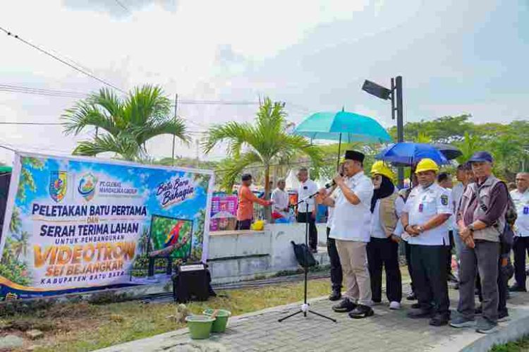 Bupati Batu Bara Letakkan Batu Pertama Pembangunan Videotron di Sei Bejangkar, Dukung Penyebaran Informasi Publik