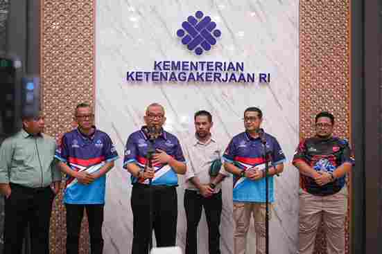 Hadapi Perkembangan Teknologi, Wamenaker Tekankan Peningkatan Kompetensi Teknisi Ponsel