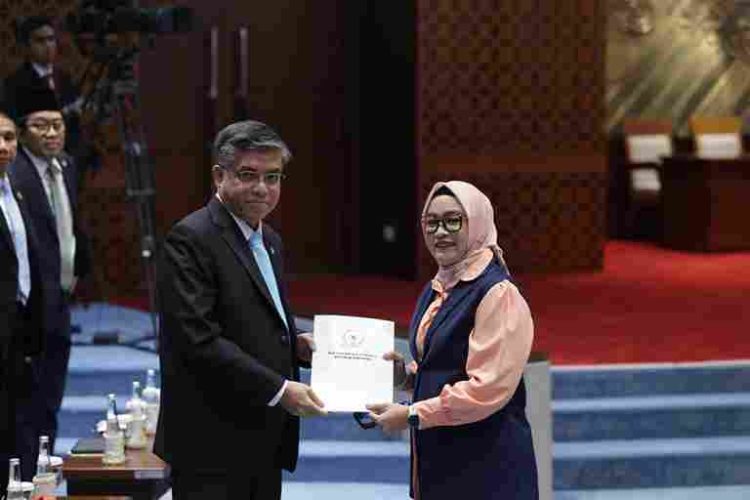 Menaker Ungkap Poin Penting UU Pelindungan Ketenagakerjaan yang Wajib Diketahui Pekerja