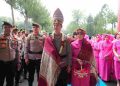 Resmi Pimpin Polda Sumut, Irjen Pol Sonny Irawan Disambut Ulos dan Tarian Tradisional
