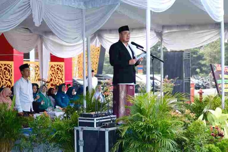Pimpin Upacara Hari Santri Nasional ke -11, Wabup Syafrizal Serahkan Bantuan Sarana Ibadah kepada 13 Pesantren
