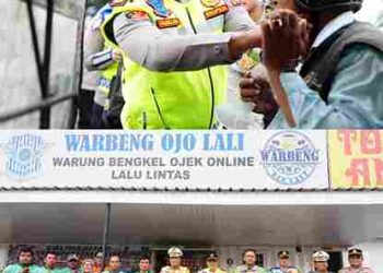 Wakapolda Sumut Turun ke Jalan, Bagikan Helm dan Ajak Warga Tertib Berlalu Lintas